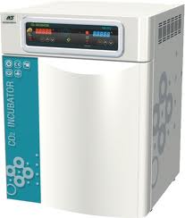 CO2 incubator  يستخدم في عملية تحضين المزارع البكتيرية مع توفير الظروف المناسبة لتنمية البكتيريا.