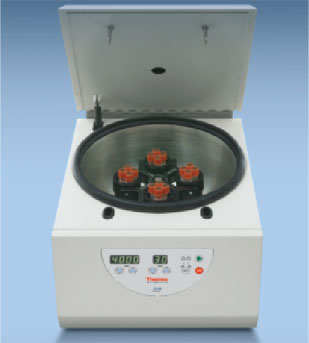 جهاز الطرد المركزي (Centrifuge) يستخدم هذا الجهـــاز لفصل المواد عن بعضها ، معتمداً في ذلك على قوة الطرد المركزية الناتجة من الحركة الدائرية التي يدور فيها